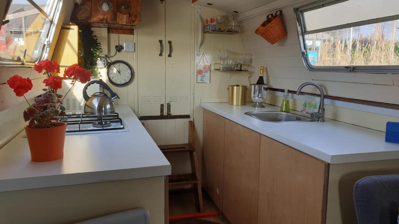 New 2022! Fixed Stay Characterful Narrowboat At The Kelpies, Marigold Sunset Falkirk Exterior foto